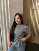 T-Shirt Golinha Listras Preta Gola Vermelha