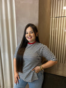 T-Shirt Golinha Listras Preta Gola Vermelha